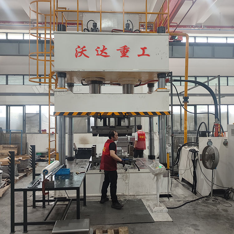500噸不銹鋼水槽拉伸液壓機(jī)客戶現(xiàn)場